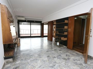 Venta Departamento 3 Ambientes con Balcón Terraza y Espacio Guardacoche en Recoleta