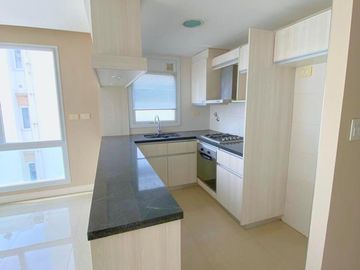 Departamento semi piso de 3 ambientes con cochera - Playa Grande