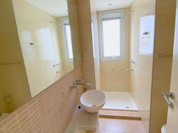 Departamento semi piso de 3 ambientes con cochera - Playa Grande