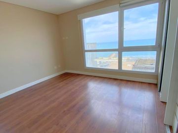 Departamento semi piso de 3 ambientes con cochera - Playa Grande