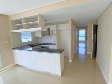 Departamento semi piso de 3 ambientes con cochera - Playa Grande