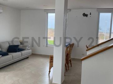 Amplia casa de venta cerca de la playa, en Bahía Muyuyo
