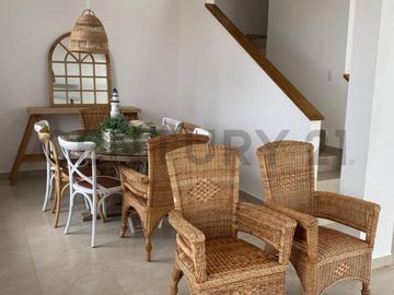 Amplia casa de venta cerca de la playa, en Bahía Muyuyo