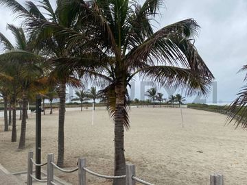 Amplia casa de venta cerca de la playa, en Bahía Muyuyo