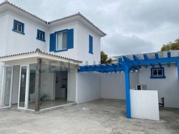 Amplia casa de venta cerca de la playa, en Bahía Muyuyo