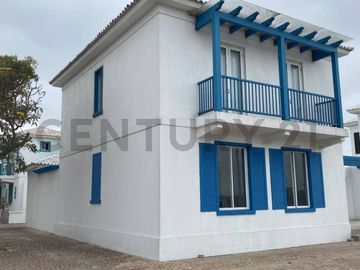Amplia casa de venta cerca de la playa, en Bahía Muyuyo