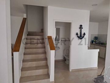 Amplia casa de venta cerca de la playa, en Bahía Muyuyo
