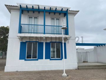 Amplia casa de venta cerca de la playa, en Bahía Muyuyo