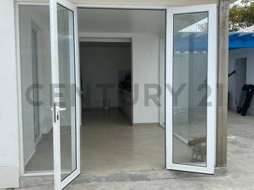 Amplia casa de venta cerca de la playa, en Bahía Muyuyo