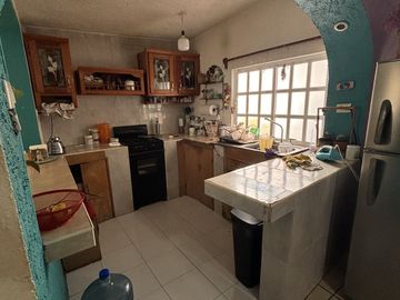 Casa con locales comerciales