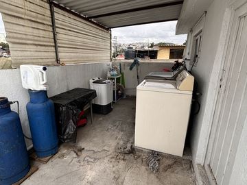 Casa con locales comerciales