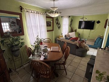 Casa con locales comerciales