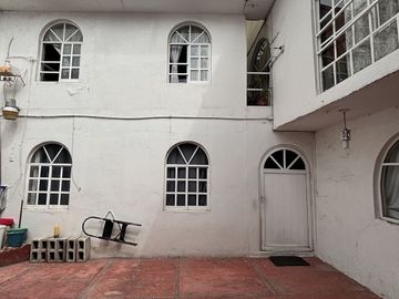 Casa con locales comerciales