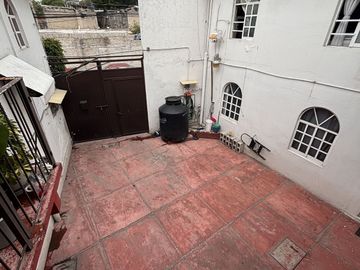 Casa con locales comerciales