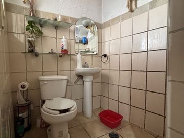 Casa con locales comerciales