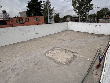 Casa con locales comerciales