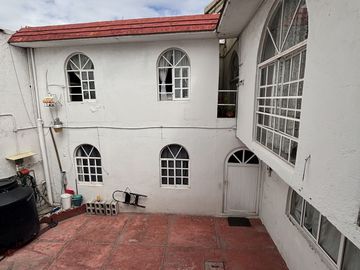 Casa con locales comerciales