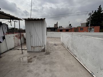 Casa con locales comerciales