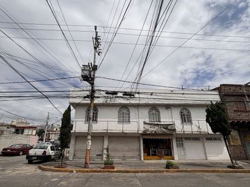 Casa con locales comerciales
