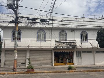 Casa con locales comerciales