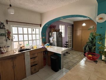 Casa con locales comerciales