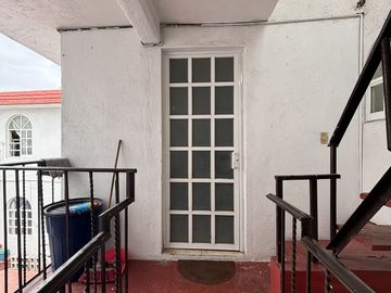 Casa con locales comerciales