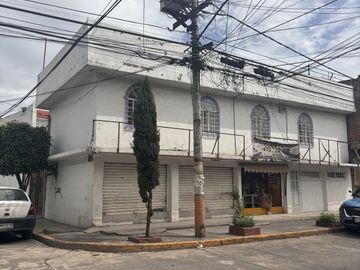 Casa con locales comerciales