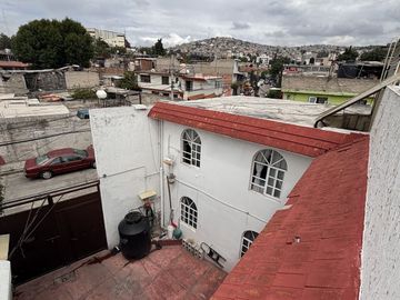 Casa con locales comerciales