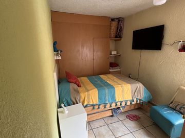 Casa con locales comerciales