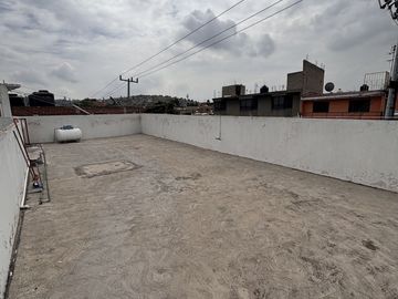 Casa con locales comerciales
