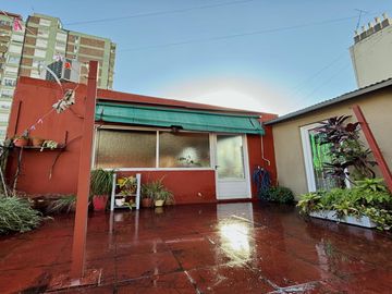 Depto.tipo casa de 6 ambientes en Venta en Parque centenario