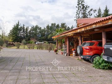 Casa en venta en Pirque: amplios espacios, piscina y gran quincho