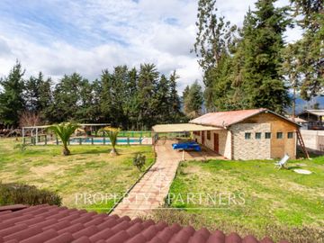 Casa en venta en Pirque: amplios espacios, piscina y gran quincho