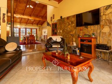 Casa en venta en Pirque: amplios espacios, piscina y gran quincho