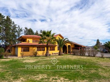 Casa en venta en Pirque: amplios espacios, piscina y gran quincho