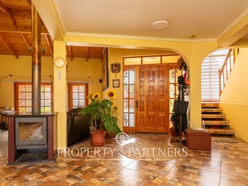 Casa en venta en Pirque: amplios espacios, piscina y gran quincho