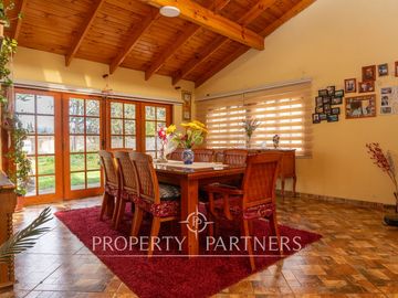 Casa en venta en Pirque: amplios espacios, piscina y gran quincho