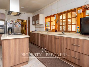 Casa en venta en Pirque: amplios espacios, piscina y gran quincho
