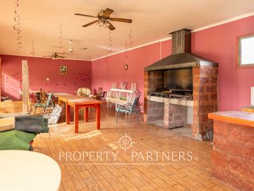 Casa en venta en Pirque: amplios espacios, piscina y gran quincho