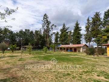 Casa en venta en Pirque: amplios espacios, piscina y gran quincho