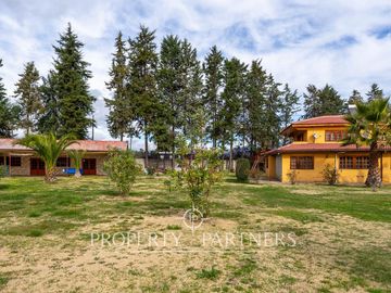 Casa en venta en Pirque: amplios espacios, piscina y gran quincho