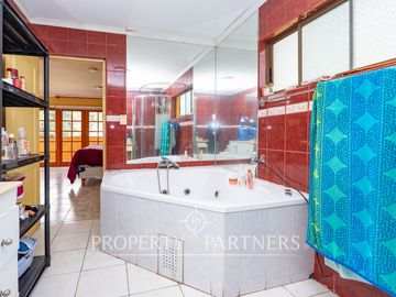 Casa en venta en Pirque: amplios espacios, piscina y gran quincho