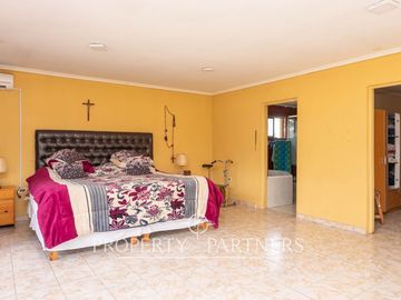 Casa en venta en Pirque: amplios espacios, piscina y gran quincho