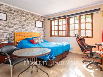 Casa en venta en Pirque: amplios espacios, piscina y gran quincho