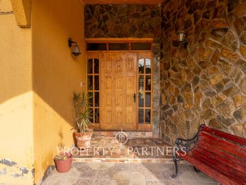 Casa en venta en Pirque: amplios espacios, piscina y gran quincho