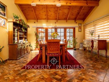 Casa en venta en Pirque: amplios espacios, piscina y gran quincho