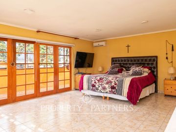 Casa en venta en Pirque: amplios espacios, piscina y gran quincho
