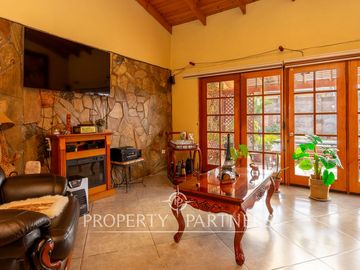Casa en venta en Pirque: amplios espacios, piscina y gran quincho