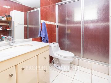 Casa en venta en Pirque: amplios espacios, piscina y gran quincho