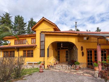 Casa en venta en Pirque: amplios espacios, piscina y gran quincho